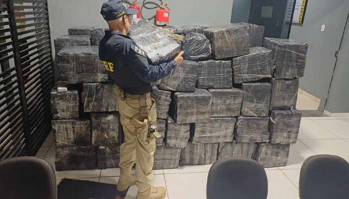 Laranjeiras - PRF flagra carreta do tráfico com mais de 2,3 toneladas de maconha